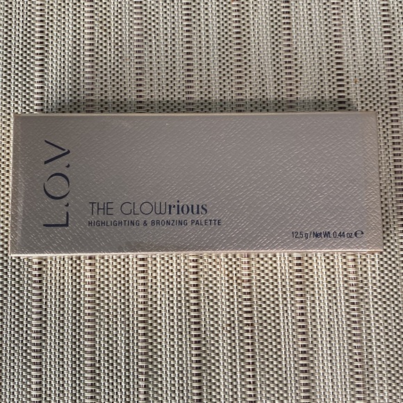 L.O.V. The Glowroius highlighting and bronzing palette.  NIB never opened - Picture 2 of 3